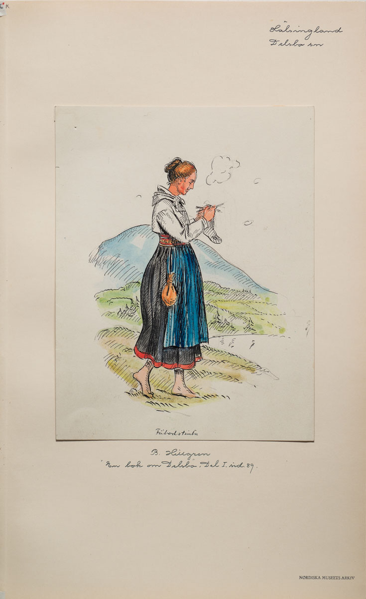 Akvarell av Bror Hillgren. ”Fäbodstinta[n]” bär svart kjol, blått förkläde, överdel och halskläde. Från midjan hänger en pung och i handen har hon en strumpstickning.