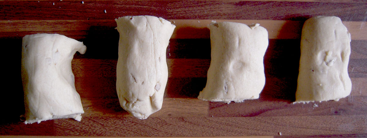 Il rotolo di pasta tagliato in 4 pezzi